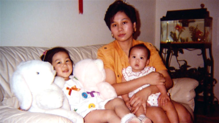 프리실라 Chan as a child with her mom and younger sister.