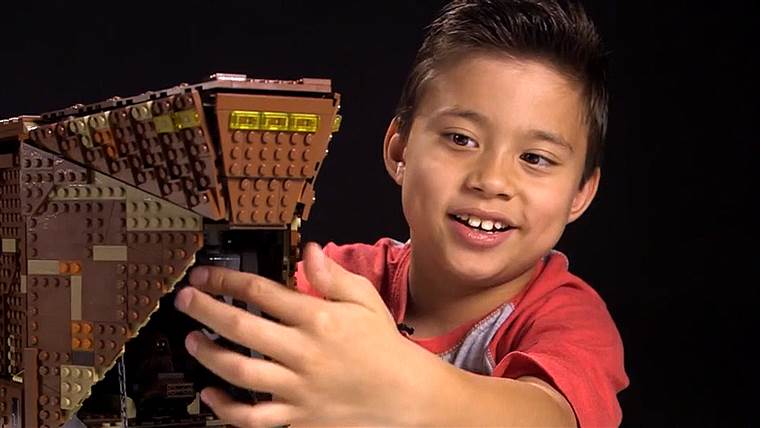 Youtubeで何百万人ものおもちゃを見直す6歳の少年と会う