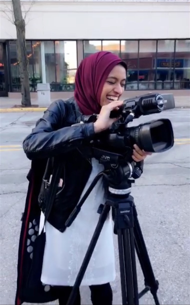 Pertama hijab-wearing TV reporter