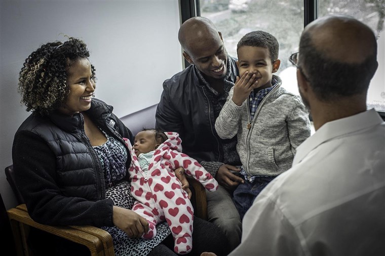 영상: Dr. Michael Darden's uncommon bedside manner was on display in a viral video when he gave toddler, Noah Raey (cq) his vaccinations.