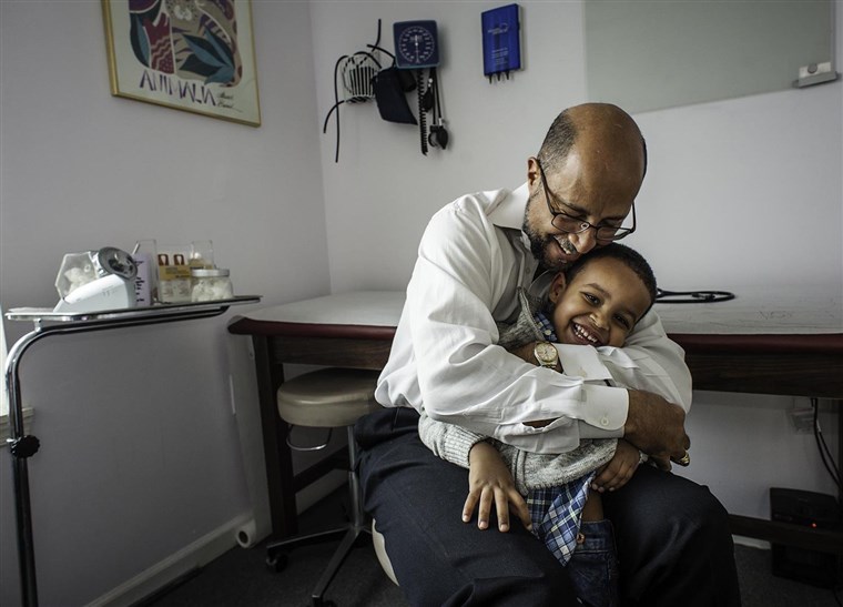 영상: Dr. Michael Darden's uncommon bedside manner was on display in a viral video when he gave toddler, Noah Raey (cq) his vaccinations.
