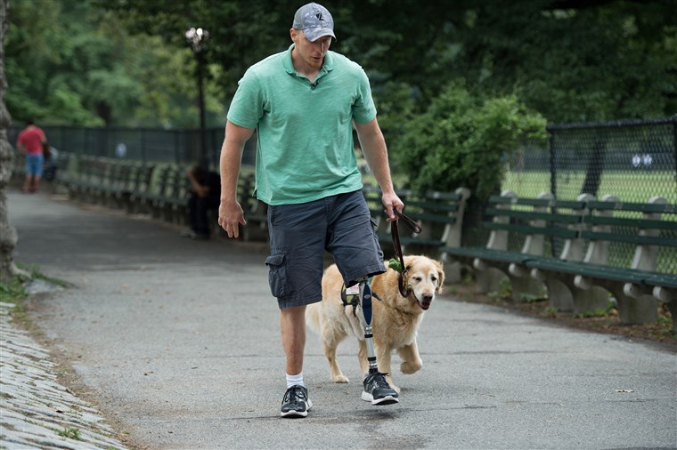 우리. Navy Corpsman Joe Worley and his service dog, golden retriever Benjamin.