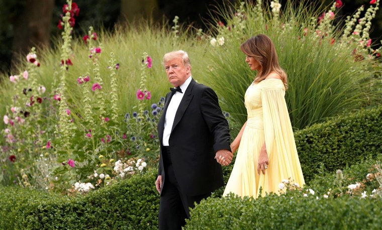 画像： Trumps depart London for Blenheim Palace in Woodstock, Britain