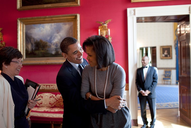 バラク Obama hugs Michelle Obama