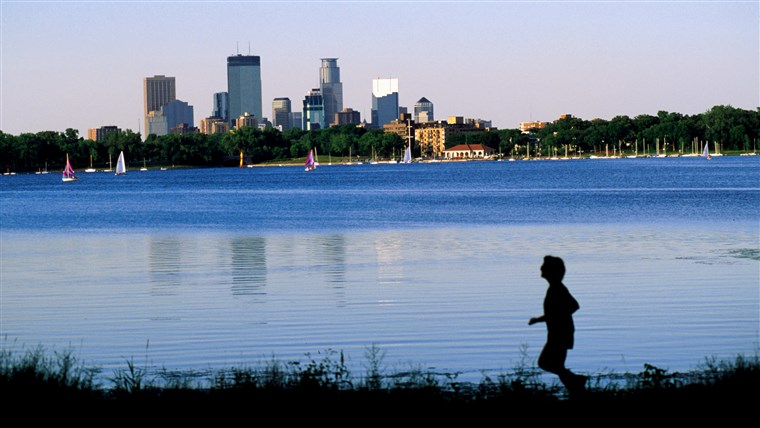 안 early morning jog around Lake Calhoun - Minneapolis-St Paul, Minnesota