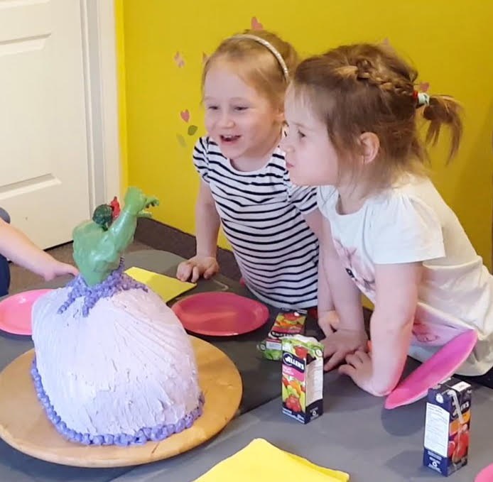 쌍 daughters wanted an extra special cake for their birthday: The Incredible Hulk as a princess.