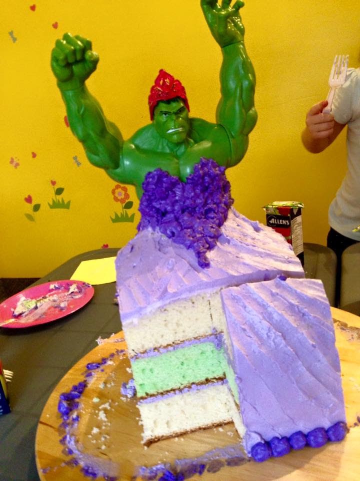 레이니 Elton made the incredible hulk princess cake from scratch.