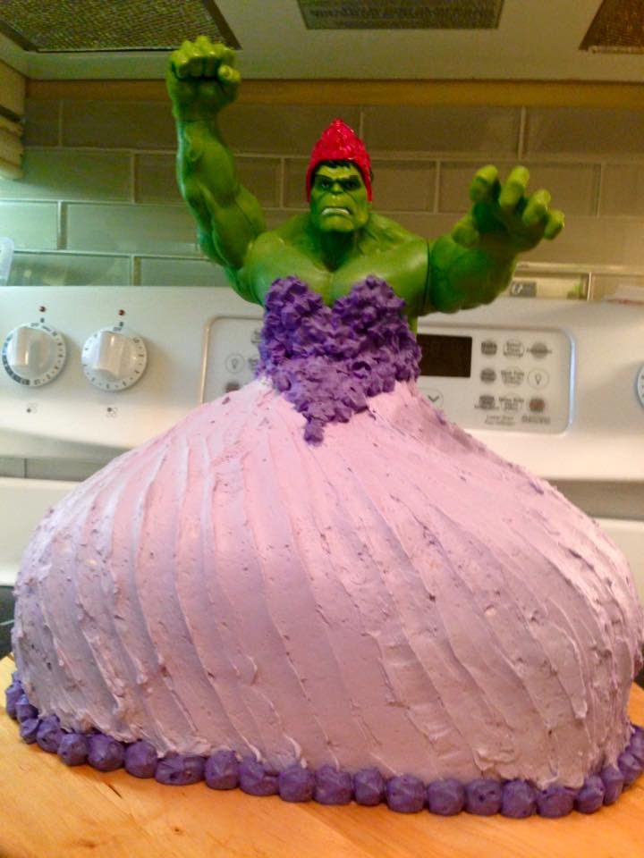 레이니 Elton made her twin daughters a gender-bending cake: Hulk as a princess!