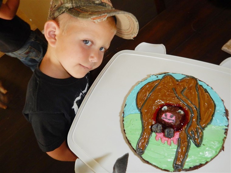 ジェイミー Packard made a cow giving birth to a calf birthday cake for her son Benz???s fourth birthday.