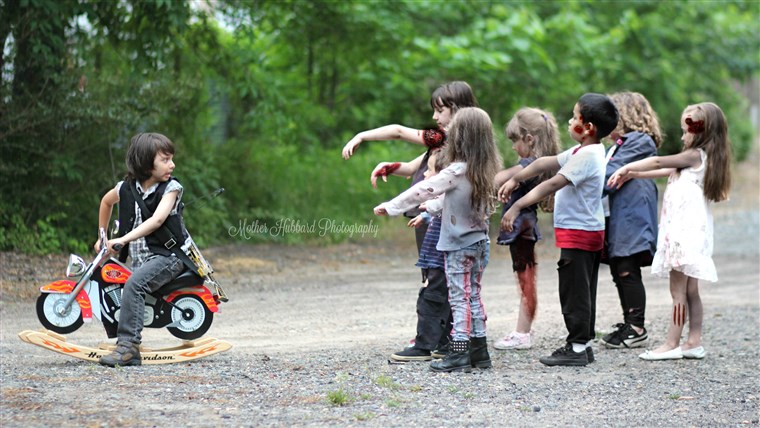 子供たち re-enacting famous scenes from 'The Walking Dead'