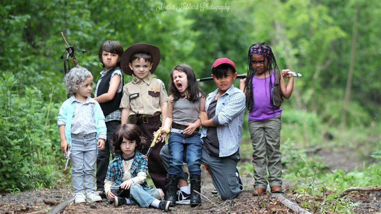 子供たち re-enacting famous scenes from 'The Walking Dead'