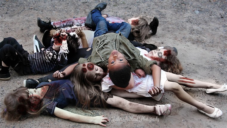 Anak-anak re-enacting famous scenes from 'The Walking Dead'