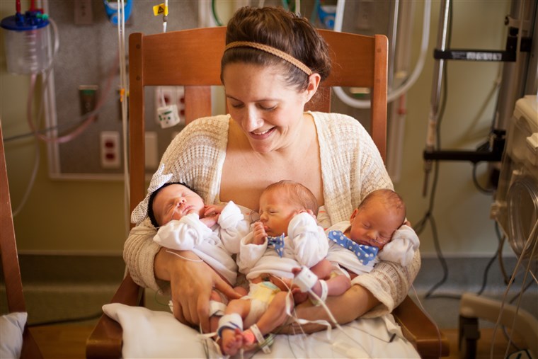 같이 a new mom to three babies, Fortin says she struggled with postpartum depression and panic attacks.