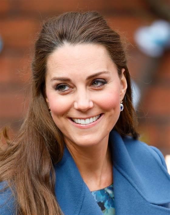 Wanita bangsawan Kate sports gray roots on Feb. 18 while visiting the Emma Bridgewater pottery factory, which supports the East Anglia's Children's Hospices.