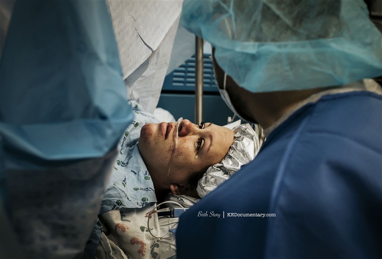 に November 2016, Scholz photographed twin boys being born via C-section.