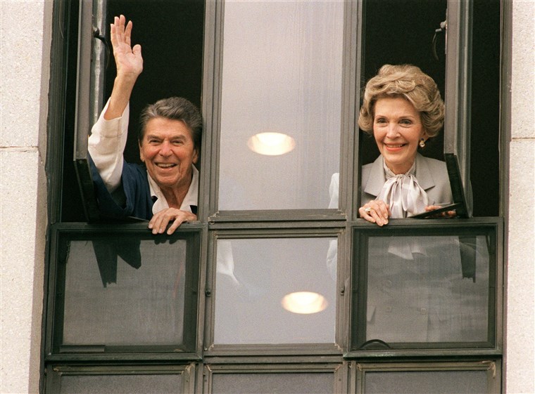 画像： President Ronald Reagan waving to the press