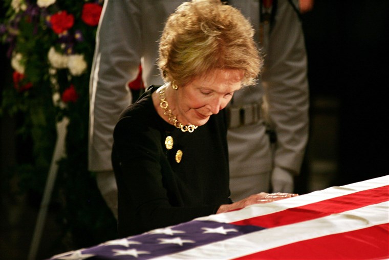 낸시 Reagan Touches The Flag-Draped Casket Of Her Husband Ronald Reagan As He Lies In State In The Capitol Rotunda