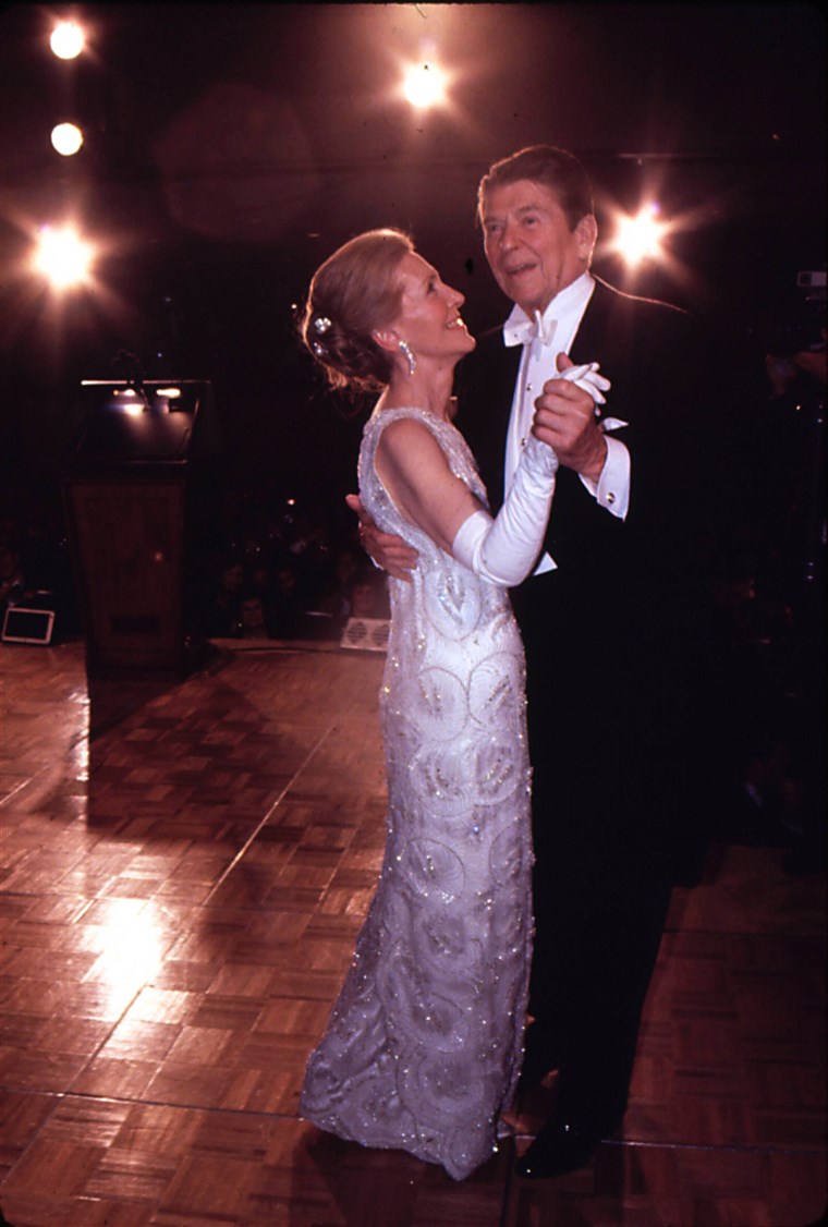 새로운 Elected Preident Ronald Reagan Seen Here Dancing With His Wife Nancy