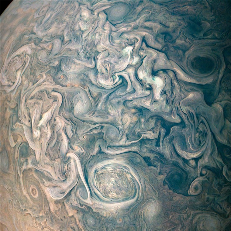 에이 new photo from the Juno spacecraft offers a mesmerizing look at the swirling clouds that make up Jupiter's atmosphere.