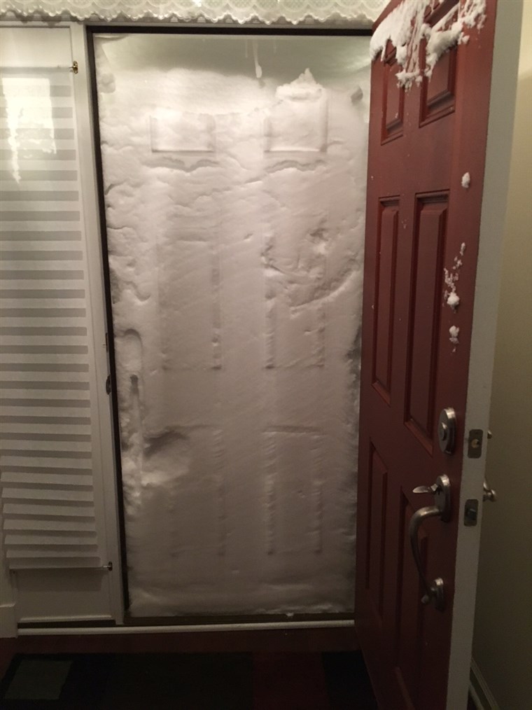 새로운 Jersey couple's front door covered with snow after 2016 blizzard