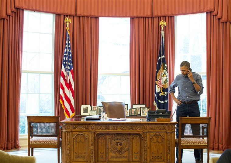 대통령 Barack Obama talks on the phone in the Oval Office with Russian President Vladimir Putin about the situation in Ukraine, March 1, 2014. (Off...