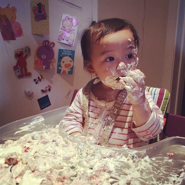 ノーラ Ying rang in her first birthday with this whipped cream cake.