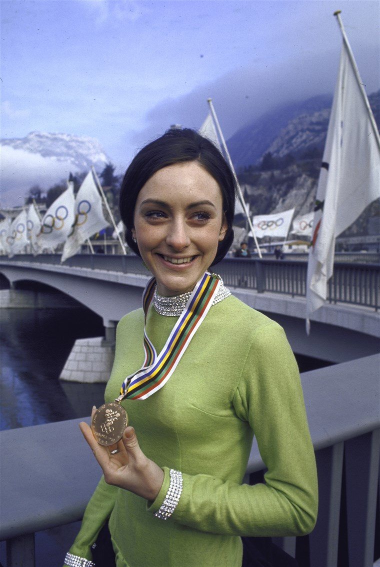 페기 Fleming with her Olympic gold medal in 1968.