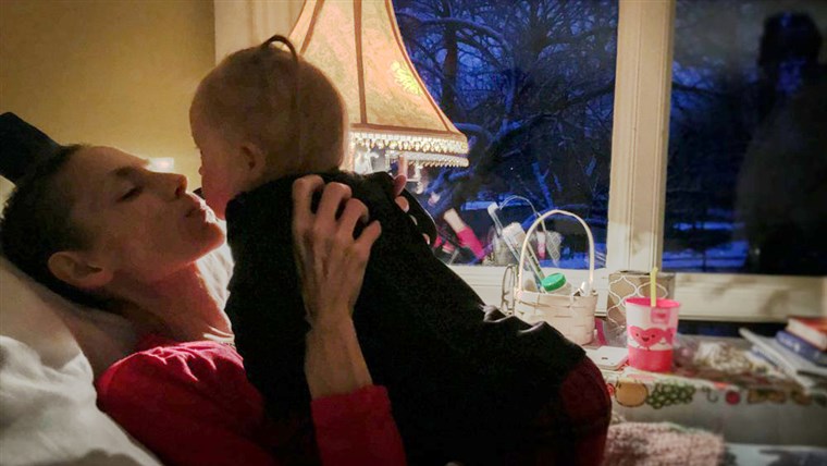 Joey Feek gives daughter Indiana one last kiss