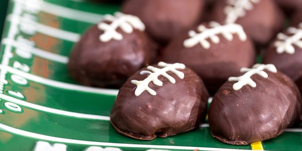 Cokelat Chip Cookie Dough Touchdown Footballs