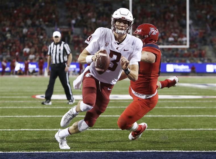 ワシントン State quarterback Tyler Hilinski (3) breaks the tackle of Arizona defensive lineman Luca Bruno (60) and scores a touchdown in the second half during an NCAA college football game