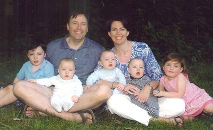 genitori pictured with five children under 5