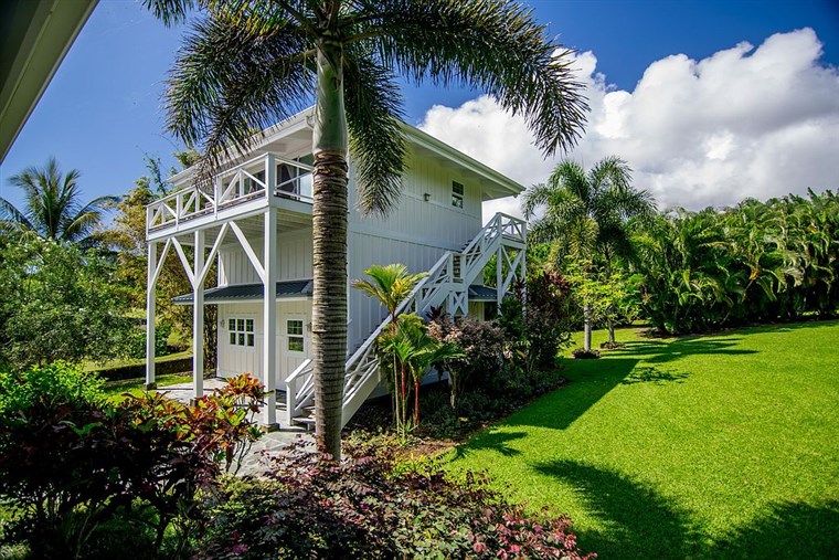 Menepuk Benatar's Maui home