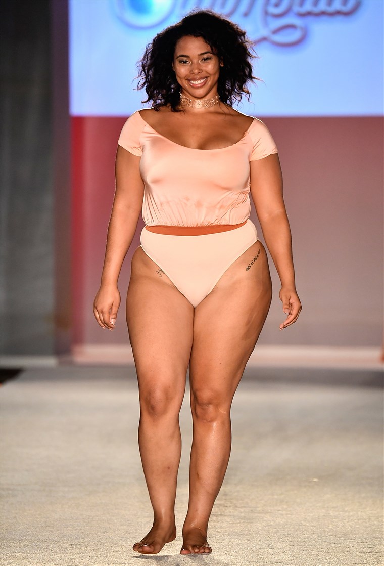 SWIMMIAMI Sports Illustrated Swimsuit 2023 Collection - Runway