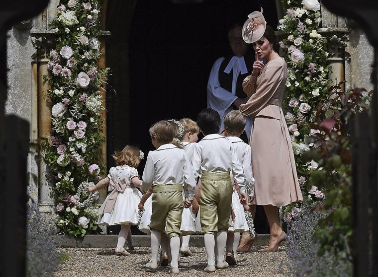 Wanita bangsawan of Cambridge gestures as she walks with the bridesmaids and pageboys as they arrive for her sister Pippa Middleton's wedding to James Matthews, at St Mark's Church in Englefield, England, Saturday, May 20, 2023.