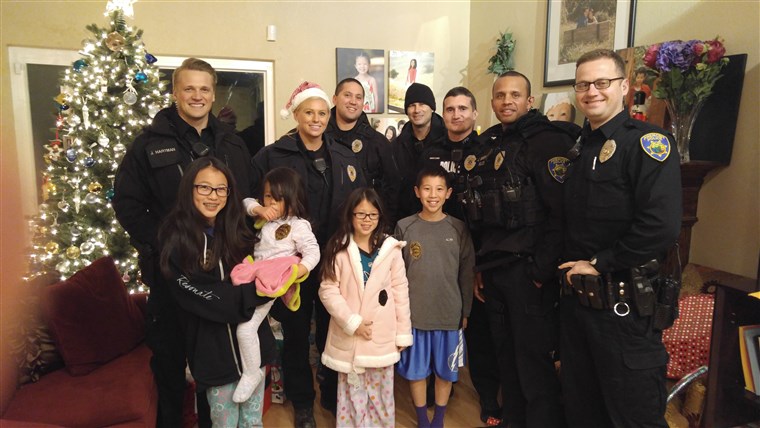 polisi in Fremont, California, bought replacement Christmas presents for the Szeto family after their gifts were stolen