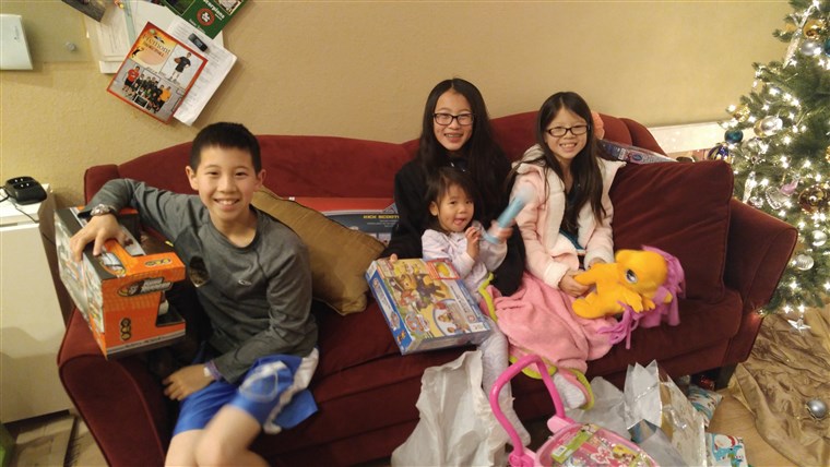 polisi in Fremont, California, bought replacement Christmas presents for the Szeto family after their gifts were stolen