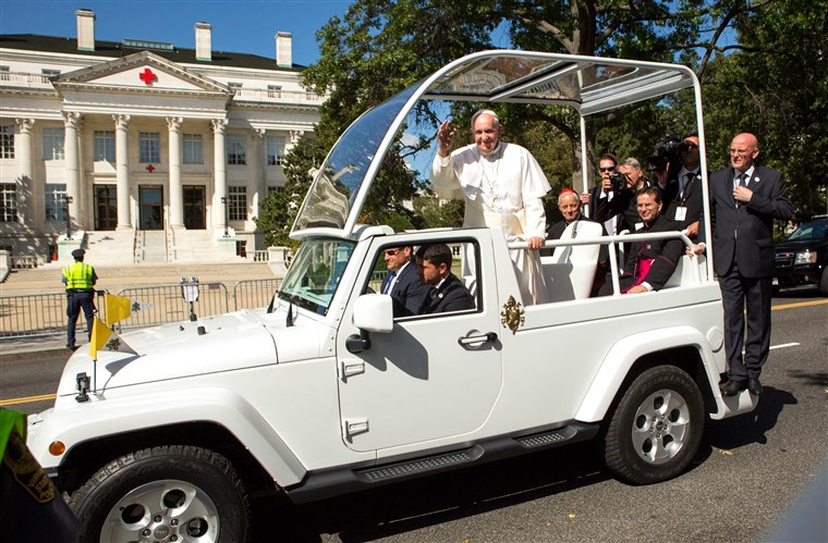 画像： Pope Francis Drives Parade Route Around D.C.'s National Mall
