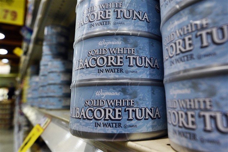 In scatola tuna in a store in Fairfax, Virginia