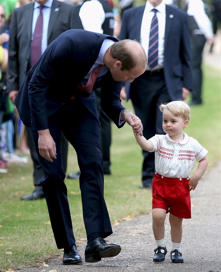 Principe William, Duke of Cambridge speaks with Prince George of Cambridge as they arrive at the Church of St Mary Magdalene on the Sandringham Estate for the Christening of Princess Charlotte of Cambridge
