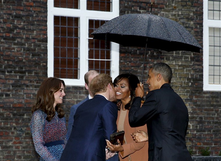 우리. President Barack Obama and first lady Michelle Obama are greeted by Prince William, his wife Catherine, Duchess of Cambridge, and Prince Harry, upon arrival for dinner at Kensington Palace in London, Britain