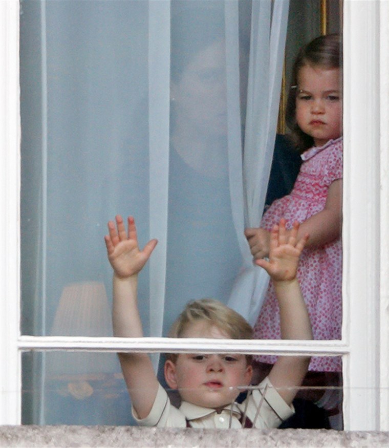王子 George of Cambridge and Princess Charlotte of Cambridge watch from a window of Buckingham Palace during the annual Trooping the Colour Parade on June 17, 2017