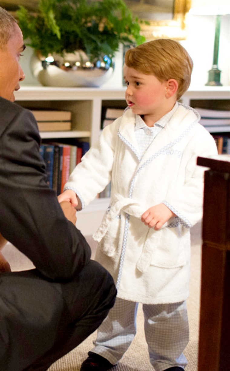 画像 of Prince George shaking hands with President Obama
