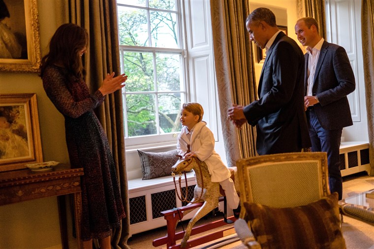 Gambar of Prince George on rocking horse in front of President Obama