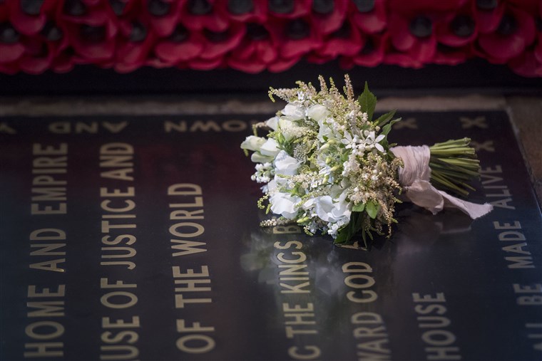 영상: The Duchess of Sussex's Wedding Bouquet Rests On The Grave of The Unknown Warrior