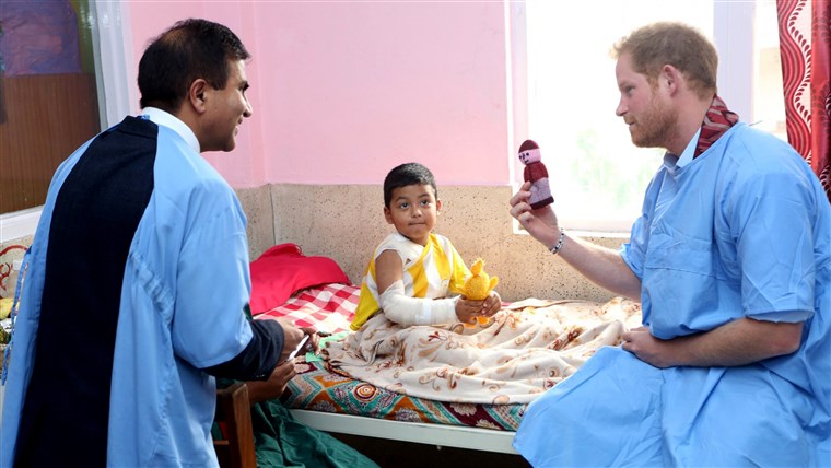 영상: Britain's Prince Harry visits a patient at the burn unit of Kanti Children's Hospital