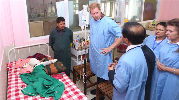영상: Britain's Prince Harry visits a patient at the burn unit of Kanti Children's Hospital