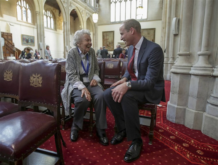왕자 William meets Iris Orrell, aged 98, who received an Orphans Medallion during a Metropolitan and City Police Orphans Fund reception, at the Guildhall, London.