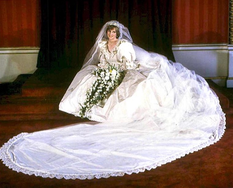 다이아나, Princess of Wales, in her wedding dress on July 29, 1981.
