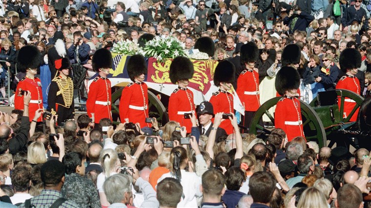 警備員 escort the coffin of Diana, Pr