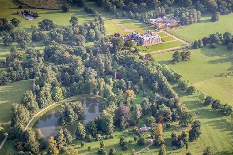 공주님 Diana was interred on the grounds of her family's estate, Althorp House. The island in the Round Oval lake is her burial site.